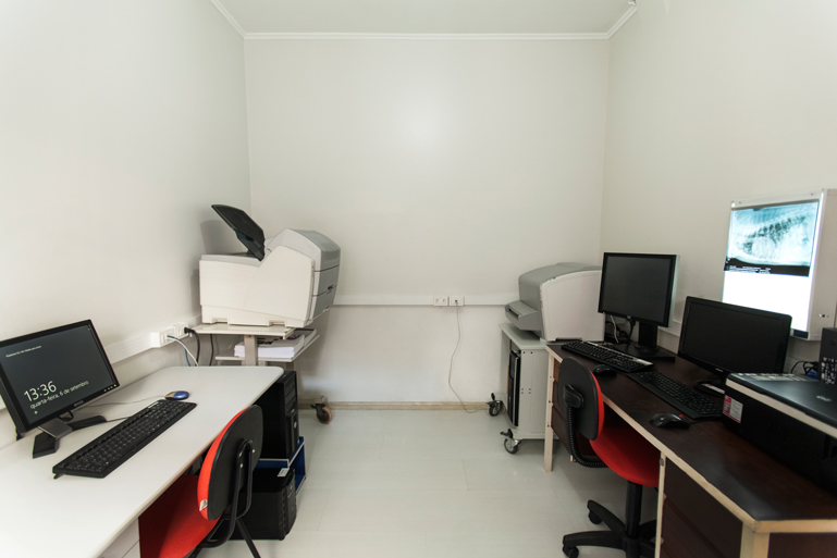 Sala de laudos com estações de trabalho